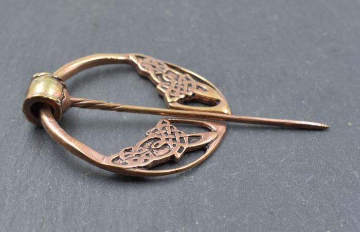 Keltische Omega Fibel aus Bronze seitlich